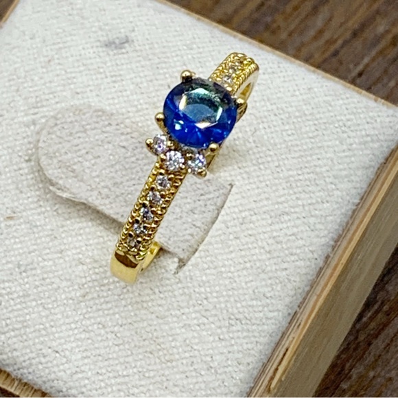 NEW  gold plated blue sapphire glass cocktail ring with clear side stones size 7 - Picture 7 of 9